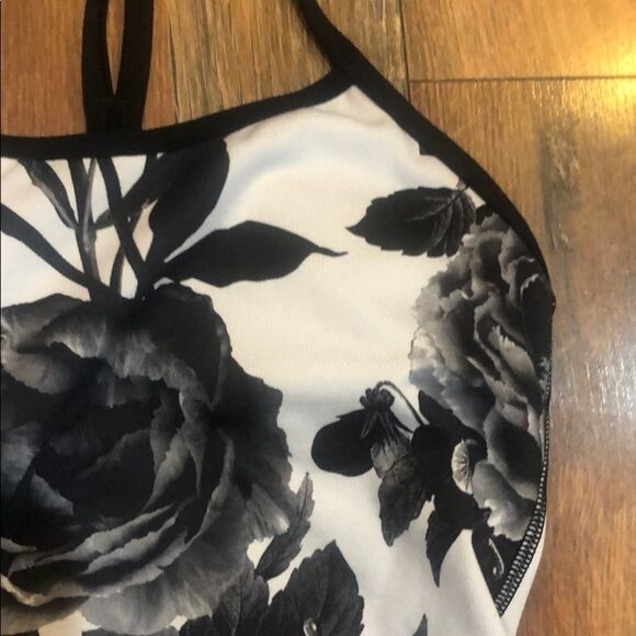 Lululemon tank top 2 (2847) - Picture 2 of 5